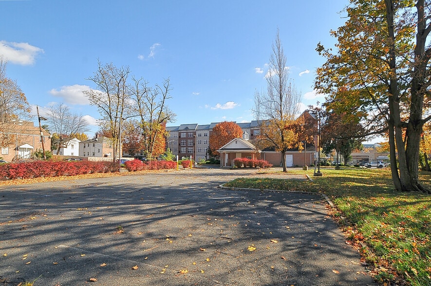 More Photos Of 335 E Front St, Plainfield Bank For Lease