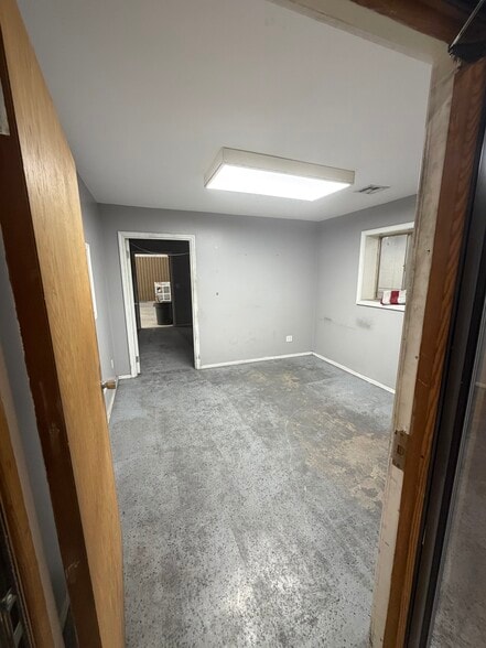 More Photos Of 10934 E 55th Pl, Tulsa Distribution For Lease
