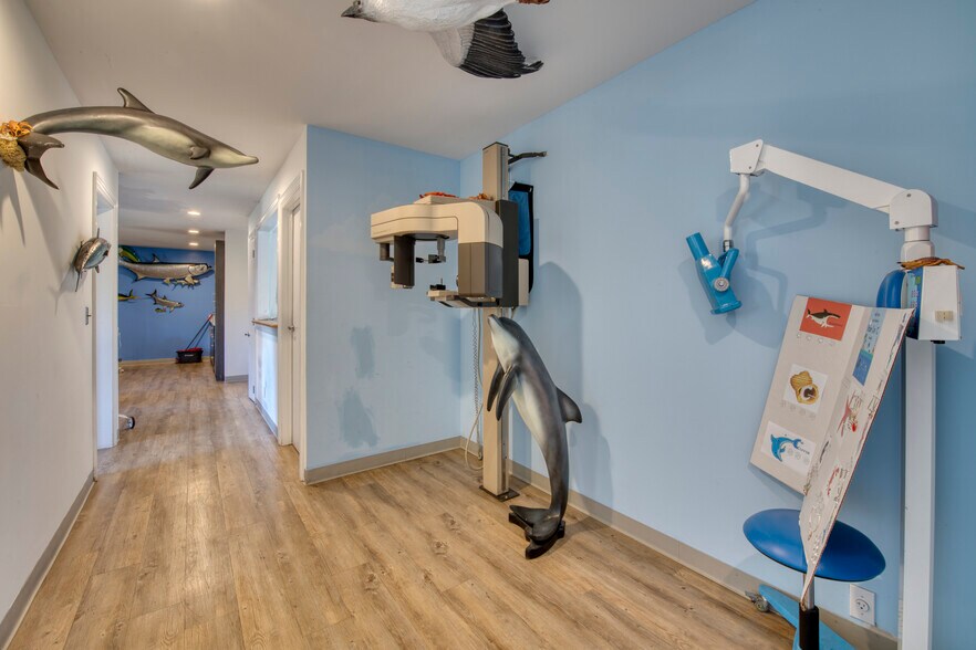 More Photos Of 315 Meeting House Ln, Southampton Medical For Sale