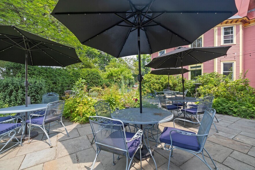 More Photos Of 41 Pleasant St, Woodstock Hospitality For Sale