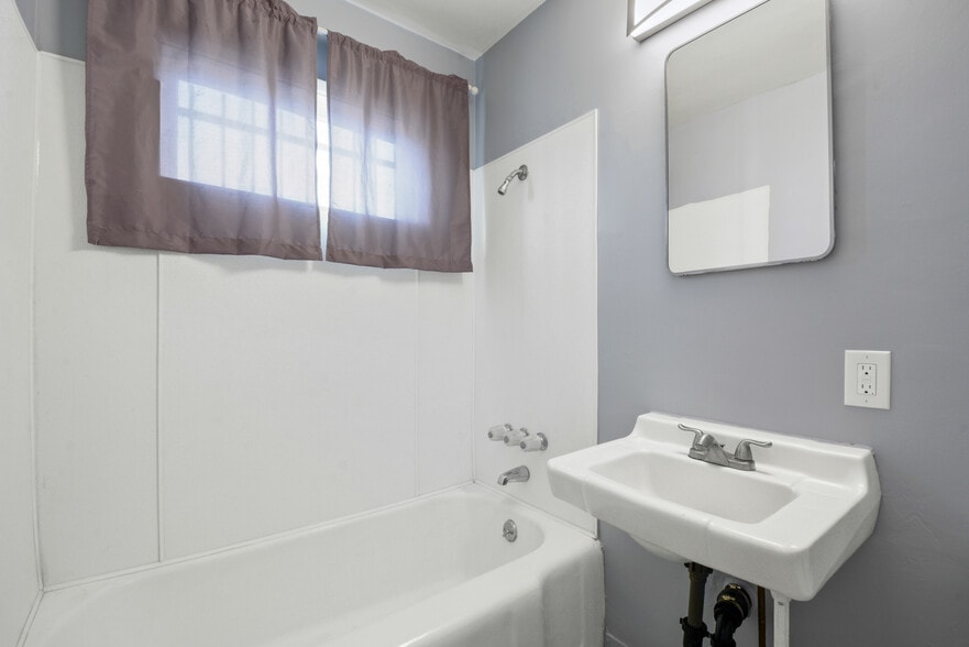 More Photos Of 402 N Sullivan St, Santa Ana Contractor Storage Yard For Lease