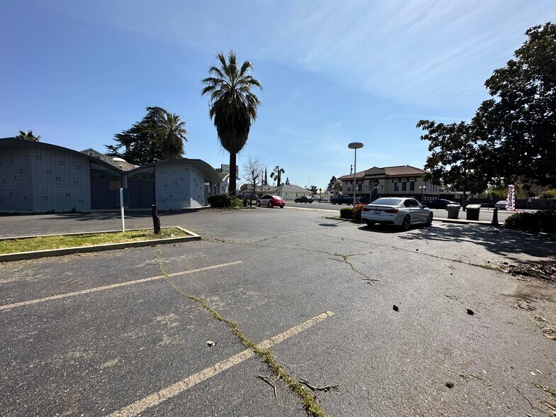 More Photos Of 316 W F St, Oakdale Storefront Retail Office For Lease