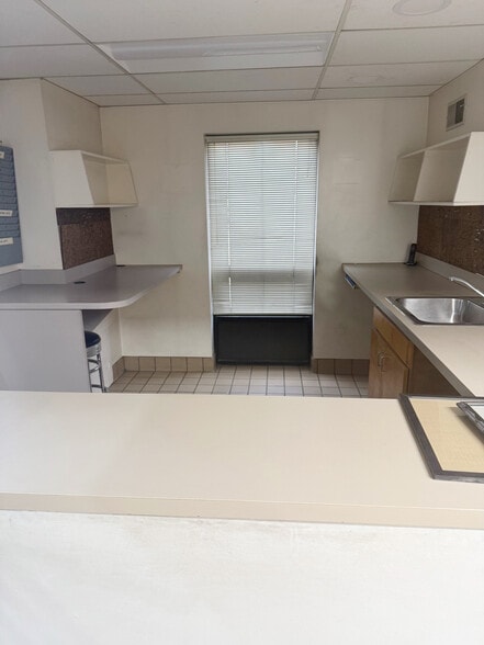 More Photos Of 100 Lafayette Ave, Laurel Auto Repair For Lease
