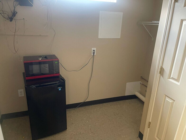 More Photos Of 1305 10th Ave, Calera Unknown For Lease