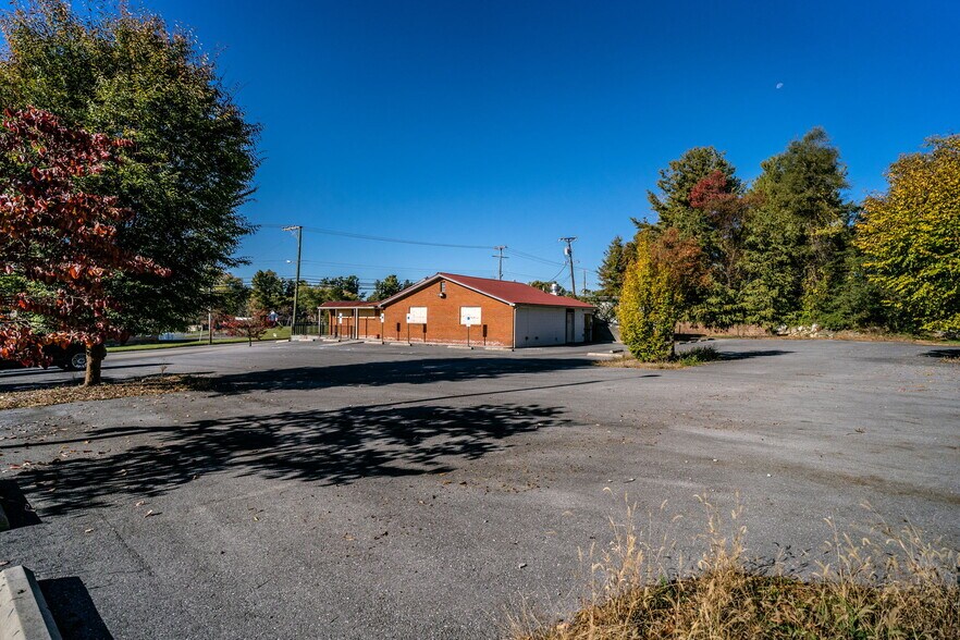 More Photos Of 2323 W Main St, Waynesboro General Retail For Sale