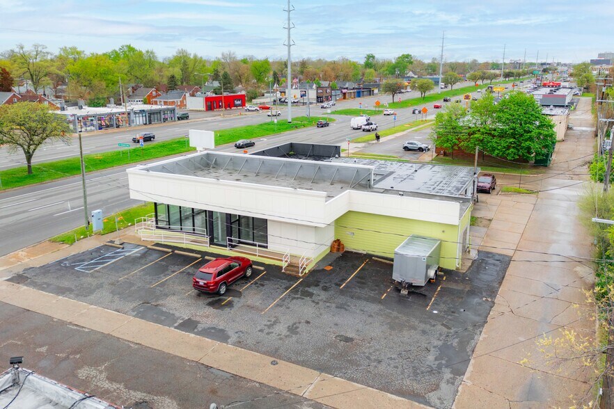 More Photos Of 13630 W Eight Mile Rd, Oak Park Freestanding For Sale