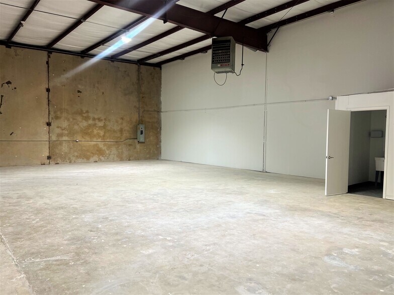 More Photos Of 801 Secretary Dr, Arlington Warehouse For Lease