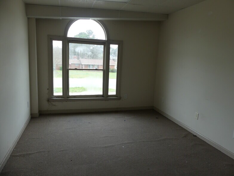 More Photos Of 750 E New Hope Rd, Goldsboro Warehouse For Lease