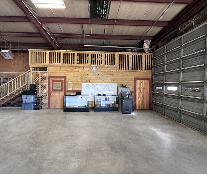 More Photos Of 207 & 221 Edison Ave, Benton Industrial For Sale