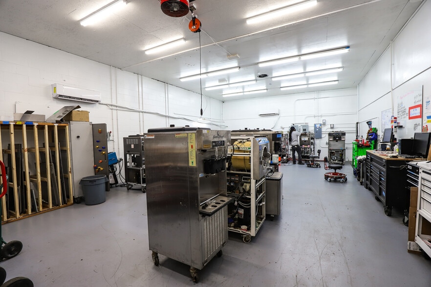 More Photos Of 2300 NW 71st Pl, Gainesville Warehouse For Lease