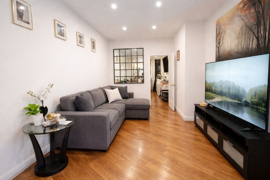 More Photos Of 7037 72nd Pl, Glendale Apartments For Sale