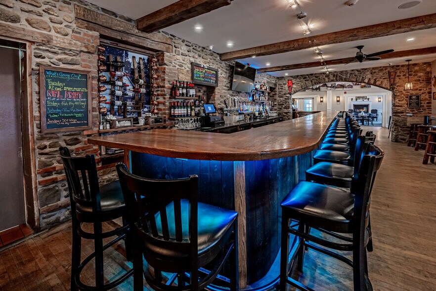 More Photos Of 310 Lake St, Wilson Hotel For Sale