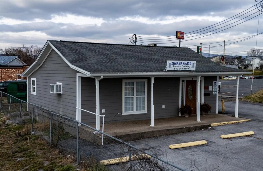 Primary Photo Of 4 First St, Luray Freestanding For Sale
