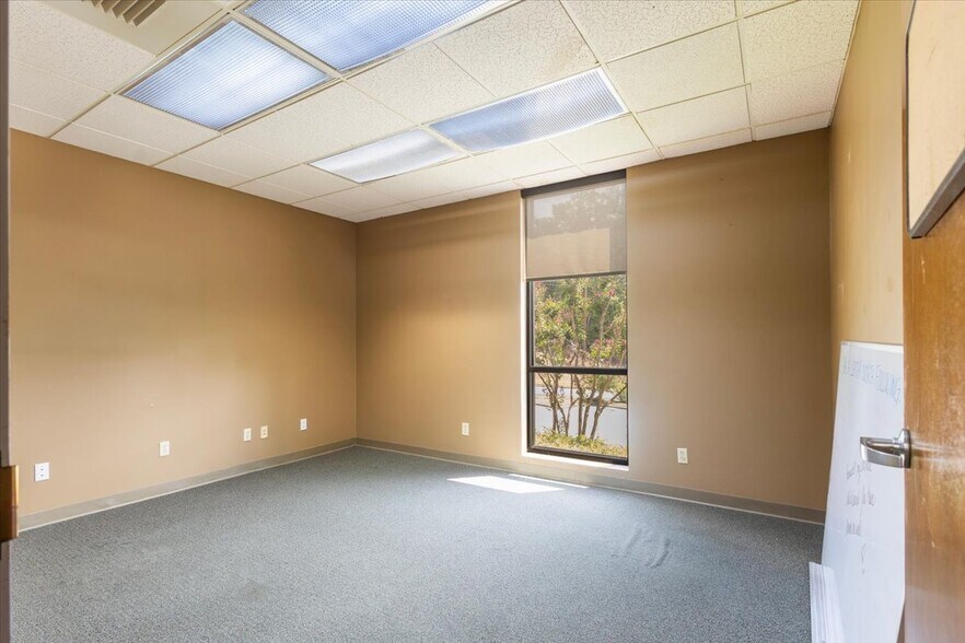 More Photos Of 9846 State Highway 31 E, Tyler Medical For Sale