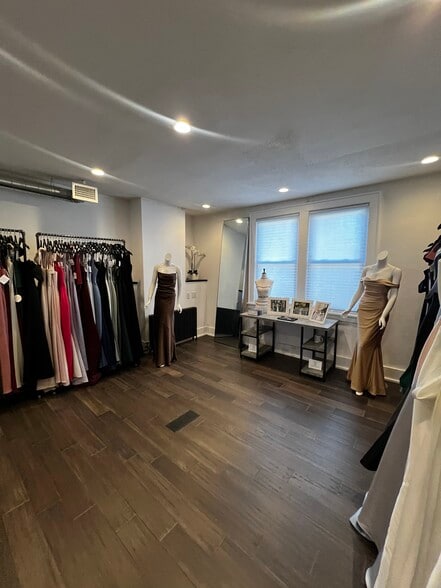 More Photos Of 11 Oak St, Ridgewood General Retail For Lease