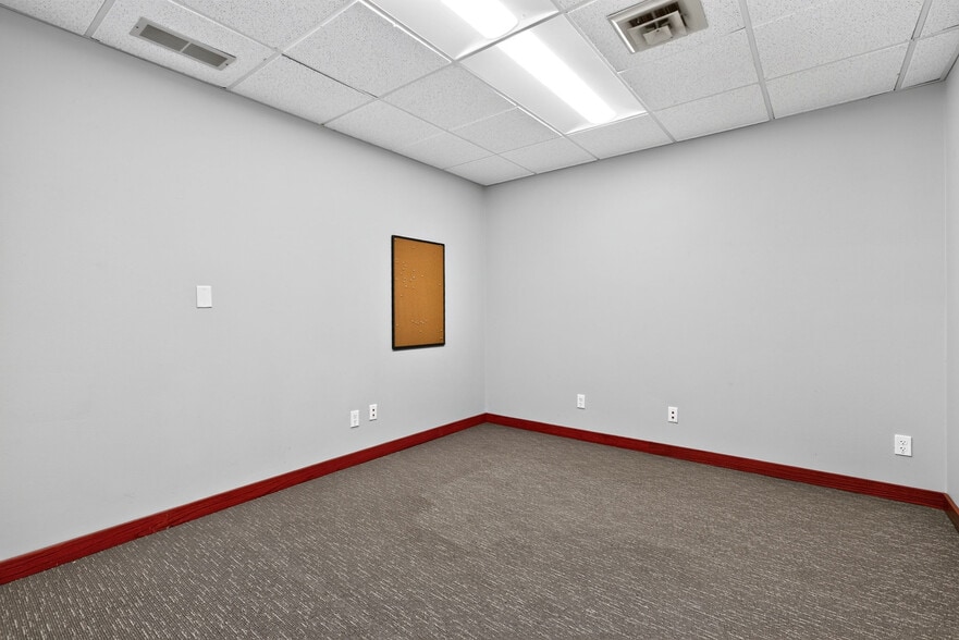 More Photos Of 3125 Medalist Dr, Oshkosh Office For Sale