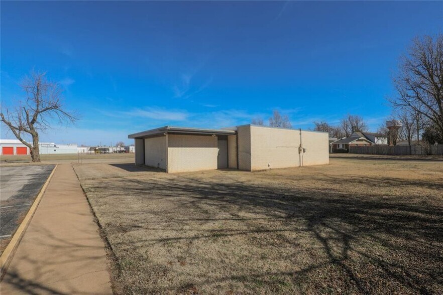 Primary Photo Of 500 Park Pl, Mustang Medical For Sale