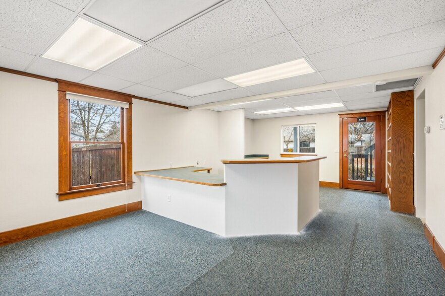 More Photos Of 858 NE A St, Grants Pass Office For Sale