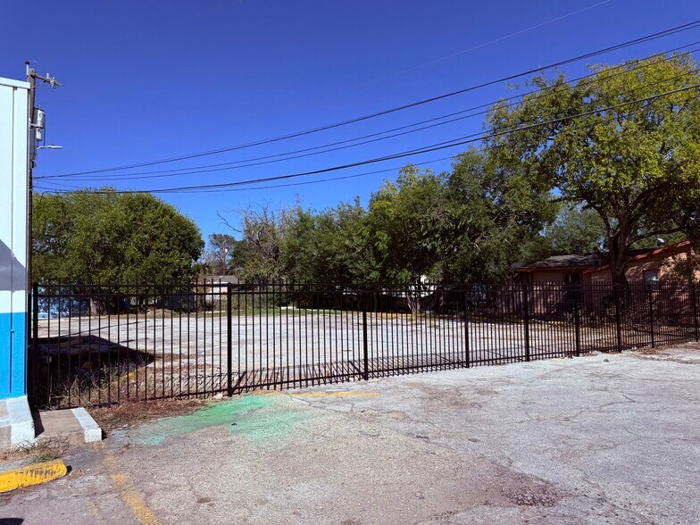 More Photos Of 1246 S General McMullen Dr, San Antonio Storefront Retail Office For Lease