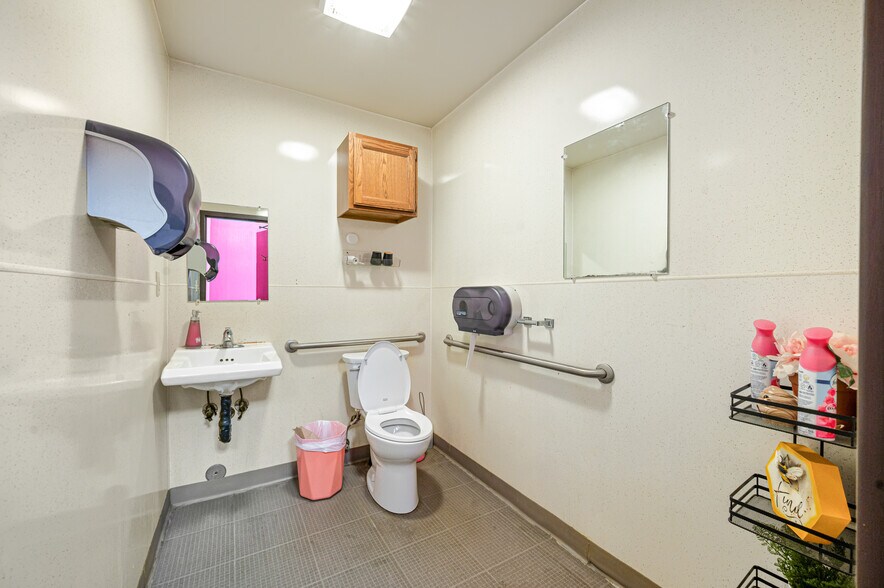 More Photos Of 1508-1574 N Mitchell St, Cadillac General Retail For Sale
