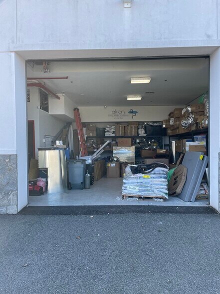 More Photos Of 586 Pleasant St, Watertown Flex For Sale