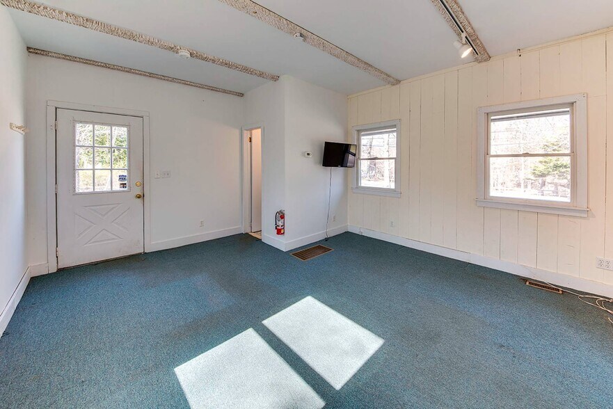 More Photos Of 512 Three Mile Harbor Hog Creek Hwy, East Hampton Loft Creative Space For Lease