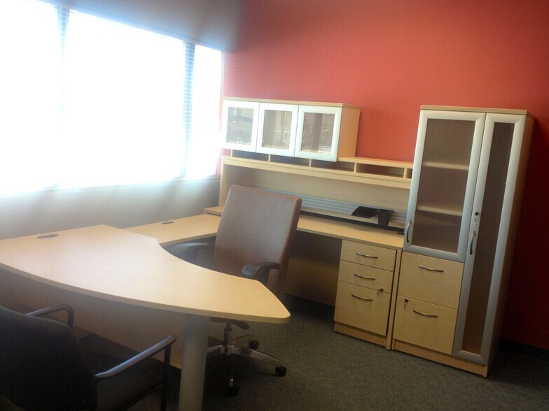 More Photos Of 8 N Corporate Dr, Riverdale Warehouse For Lease