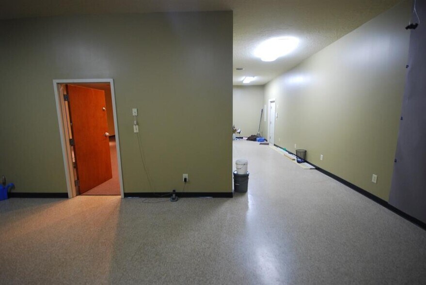 More Photos Of 44 Three Way Ln, Humboldt Office For Sale