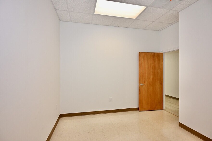 More Photos Of 418-428 Marlyn Ln, Alcoa Storefront Retail Office For Lease