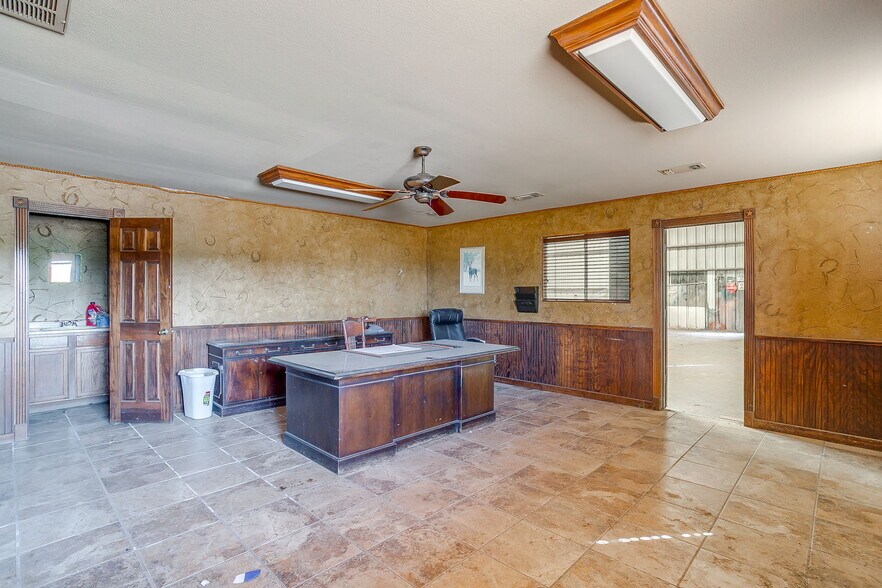 More Photos Of 3545 N Main St, Cleburne Industrial For Lease