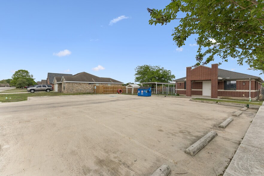 More Photos Of 1020 Guadalupe St, Lockhart Office For Sale