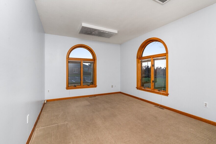 More Photos Of 1481 Pleasant Valley Dr, Manchester Office For Lease