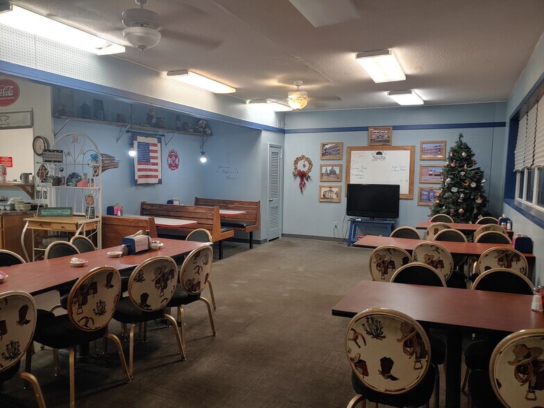 More Photos Of 833 Nemaha St, Humboldt Freestanding For Sale