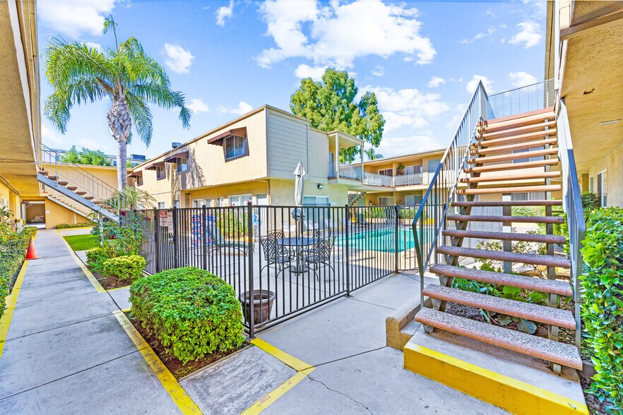More Photos Of 8523 Etiwanda Ave, Northridge Apartments For Sale