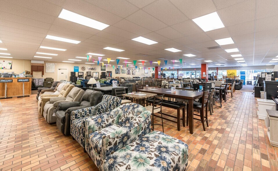 More Photos Of 6569 103rd St, Jacksonville Showroom For Sale