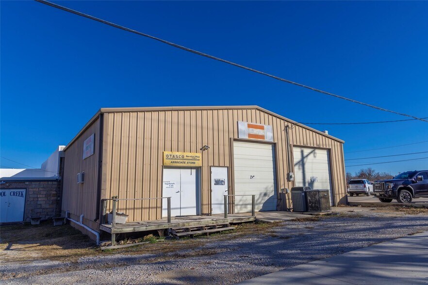 More Photos Of 1020 Halsell St, Bridgeport Flex For Sale