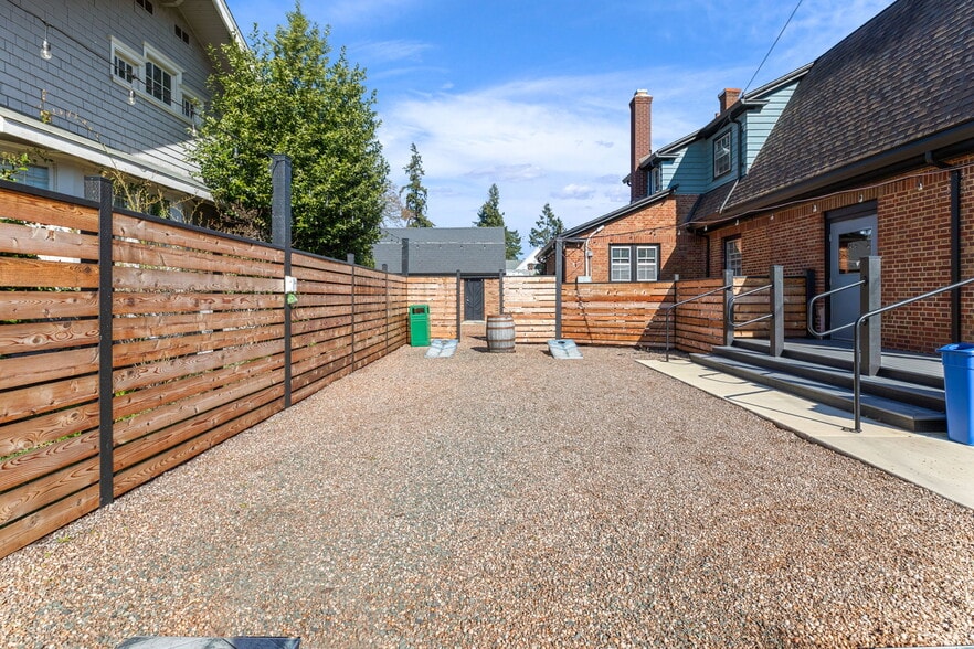 More Photos Of 883 SW Church St, Dallas Restaurant For Sale