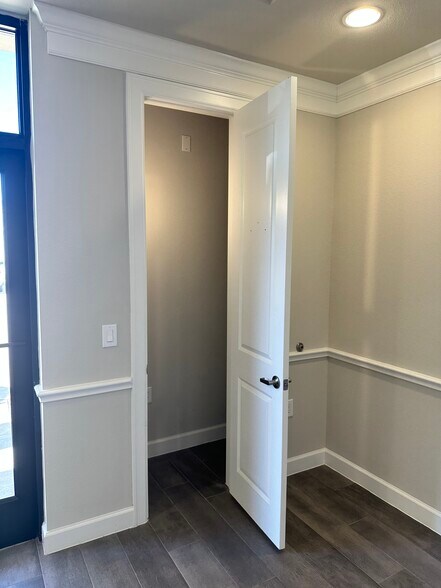 More Photos Of 633 E Fernhurst Dr, Katy Medical For Lease