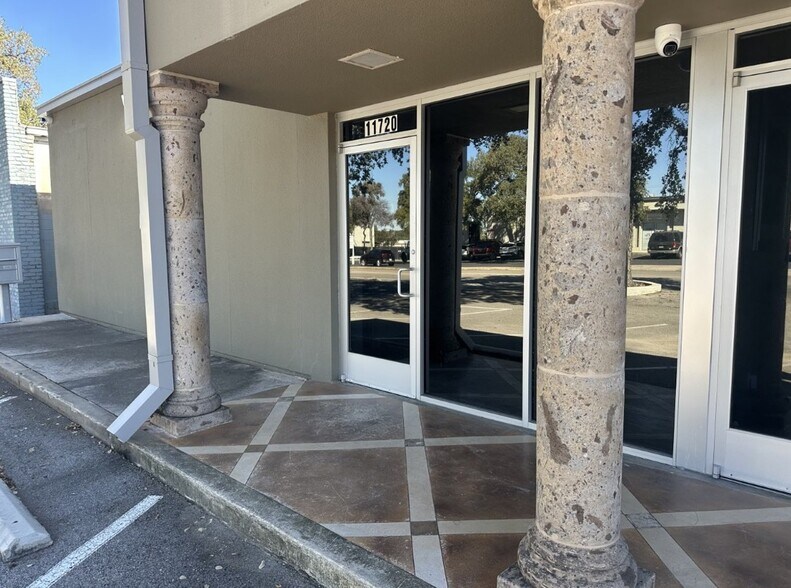 More Photos Of 11720 Warfield St, San Antonio Light Manufacturing For Lease