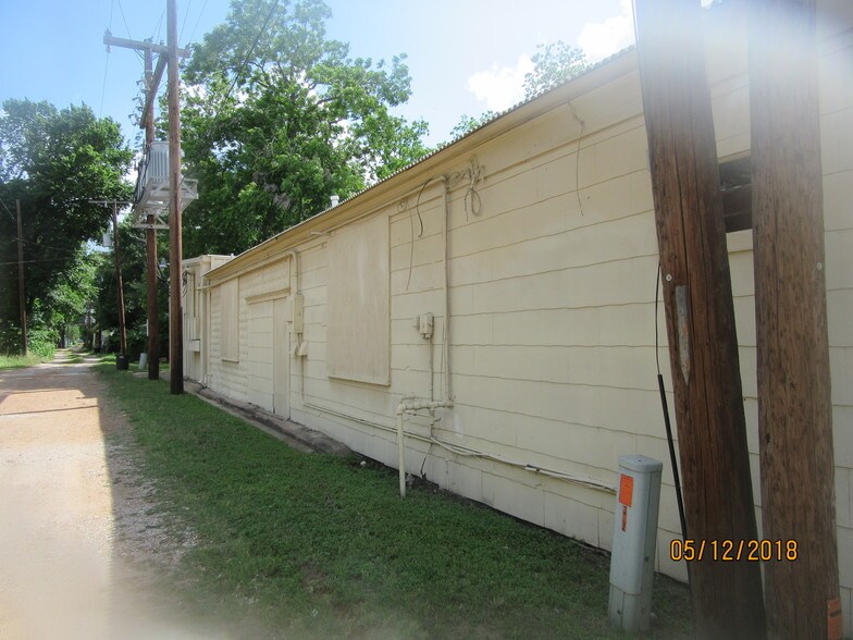 More Photos Of 205 NE Loop 230, Smithville Warehouse For Lease