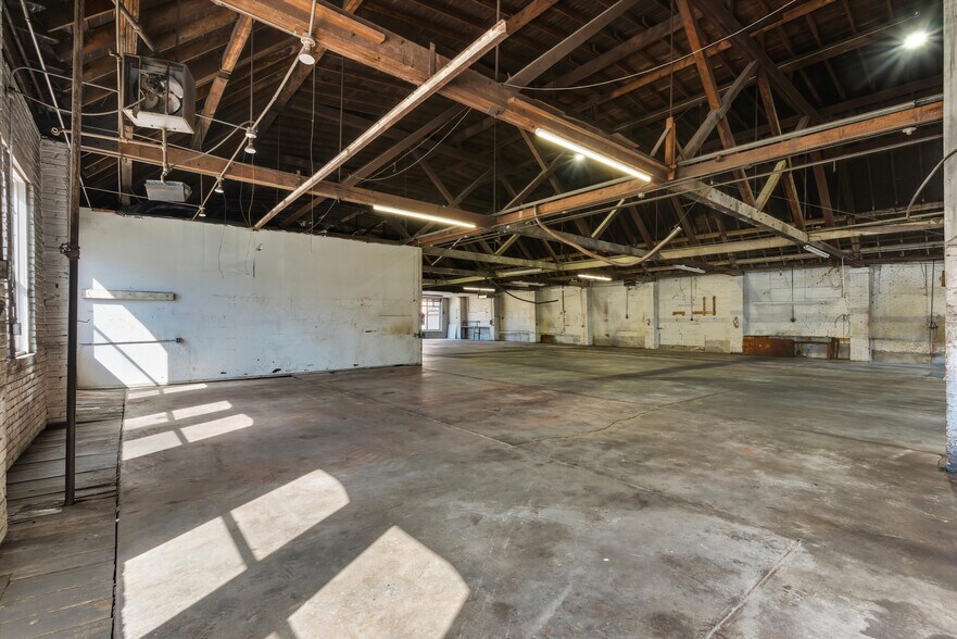 More Photos Of 201 N 2nd St, Raton Auto Repair For Sale