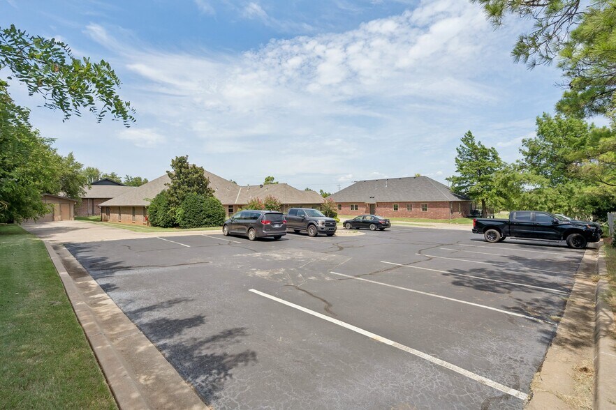 More Photos Of 2933 S Bryant Ave, Edmond Office For Sale