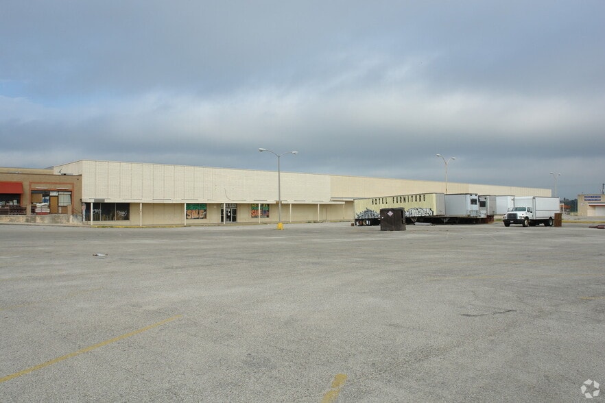 More Photos Of 4475-4485 Walzem Rd, San Antonio Showroom For Lease