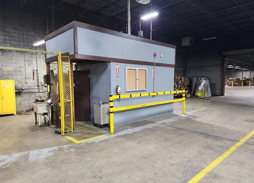 More Photos Of 10901 Carpet St, Charlotte Warehouse For Lease