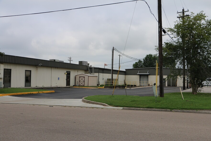 More Photos Of 455 Klutey Park Plaza Dr, Henderson Light Distribution For Sale