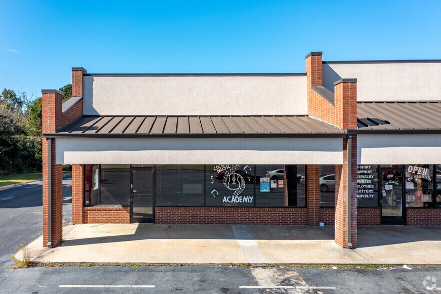 More Photos Of 140 W Dykes St, Cochran Supermarket For Lease