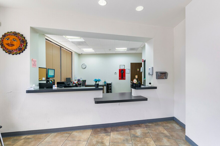 More Photos Of 9809 Rowlett Rd, Houston Showroom For Lease