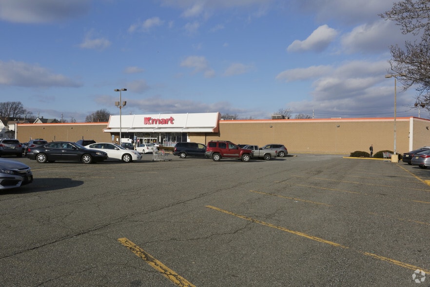 More Photos Of 371-411 Main St, Belleville General Retail For Lease