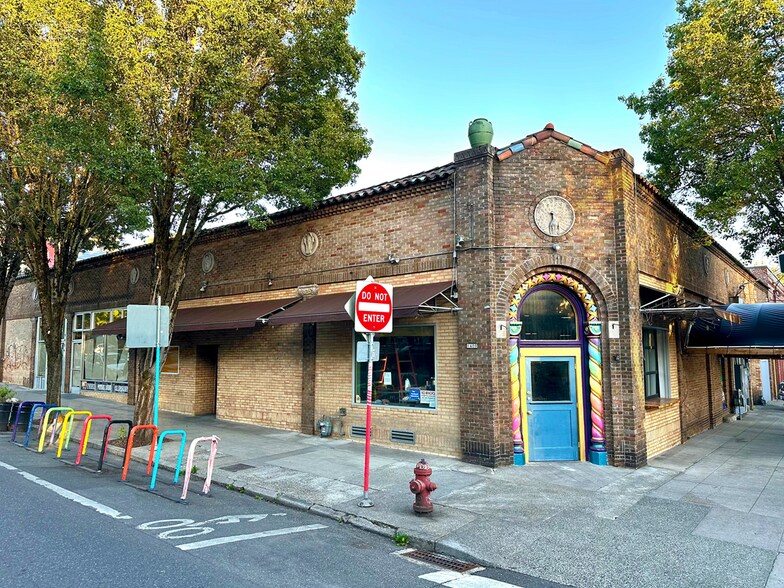 More Photos Of 1400-1416 SE Morrison St, Portland Storefront For Sale