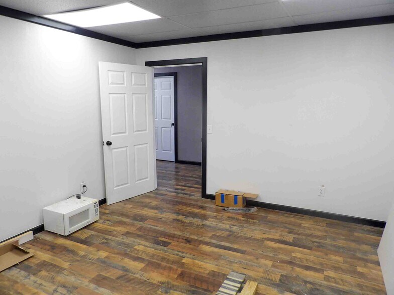More Photos Of 400 E Jack Choate Ave, Hennessey Office For Sale